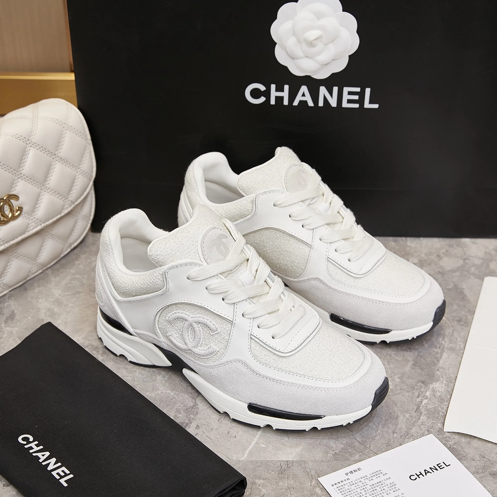 Men's shoes pP700! Chanel Chanel - 2024 counter top casual sneakers This classic design; the upper is embroidered with various techniques; the outsole is fashionable and sporty; the outsole is stylish and sporty; it incorporates a variety of color matching elements... The diversified mix and match is very good-looking and versatile, casual, fashionable, sports, and outdoor can be taken into account... ꫛꫀꪝ Go➫ Material: ❶Upper made of: original imported high silk cowhide suede + small fragrance fabric ❷Inner use: Original imported breathable sheepskin lining ❸ Outsole based on: Original TPU combination outsole Special counter boutique packaging complete set Women 35–41 Men 38-45
